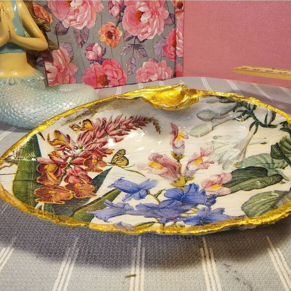 DECOUPAGE CLAM SHELL DECOUPAGE FLOWERS 💐 ON A CLAM SHELL TRINKET DISH - Picture 6 of 10
